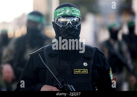 Uomini armati delle Brigate Izz al-DIN al-Qassam, l'ala militare di Hamas, partecipano a una parata militare a Gaza City. Palestina. Foto Stock