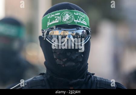 Uomini armati delle Brigate Izz al-DIN al-Qassam, l'ala militare di Hamas, partecipano a una parata militare a Gaza City. Palestina. Foto Stock