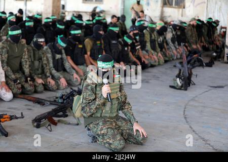 Uomini armati delle Brigate Izz al-DIN al-Qassam, l'ala militare di Hamas, partecipano a una parata militare a Gaza City. Palestina. Foto Stock