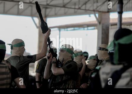 Uomini armati delle Brigate Izz al-DIN al-Qassam, l'ala militare di Hamas, partecipano a una parata militare a Gaza City. Palestina. Foto Stock