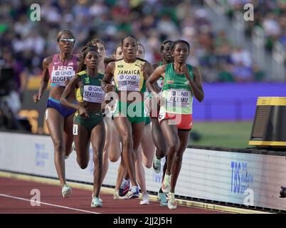 Eugene, 21 lug 2022 Chrisann Gordon-Powell (JAM) (L) Habitat Alemu (ETH) visto in azione durante i Campionati mondiali di atletica a Hayward Field Eugene USA il 21 2022 luglio Alamy Live News Foto Stock