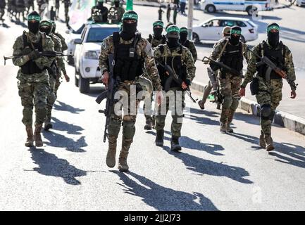 Uomini armati delle Brigate Izz al-DIN al-Qassam, l'ala militare di Hamas, partecipano a una parata militare a Gaza City. Palestina. Foto Stock