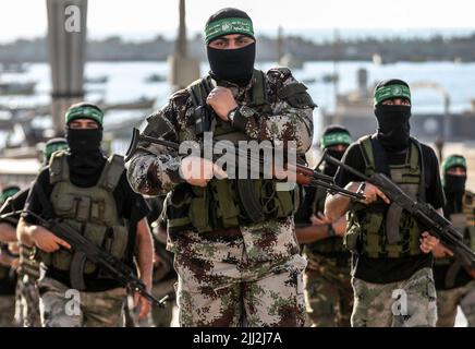 Uomini armati delle Brigate Izz al-DIN al-Qassam, l'ala militare di Hamas, partecipano a una parata militare a Gaza City. Palestina. Foto Stock