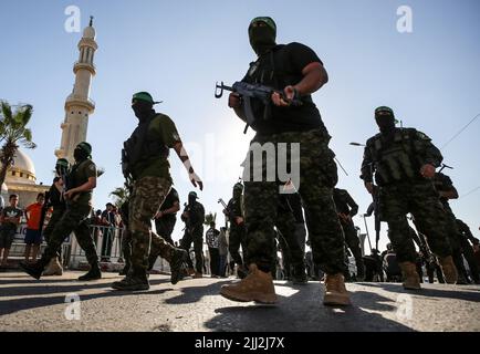 Uomini armati delle Brigate Izz al-DIN al-Qassam, l'ala militare di Hamas, partecipano a una parata militare a Gaza City. Palestina. Foto Stock