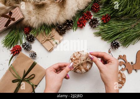 Preparazione di regali per Natale e Capodanno Foto Stock