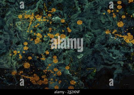 La texture di marmo verde scuro con venature bianche e macchie di vernice dorate. Marmo verde astratto con oro. Texture in marmo lucido per wal digitale Foto Stock