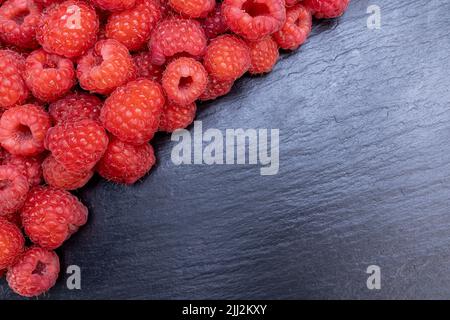 Fresco lampone estate frutta succosa per una dieta sana. Lamponi biologici per un'alimentazione sana e un concetto di vita. Foto Stock