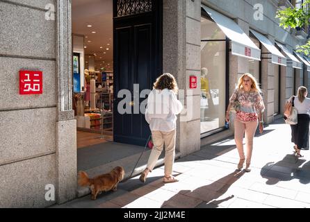 Madrid, Spagna. 10th giugno 2022. I pedoni passano davanti al negozio di abbigliamento giapponese Uniqlo in Spagna. (Credit Image: © Xavi Lopez/SOPA Images via ZUMA Press Wire) Foto Stock