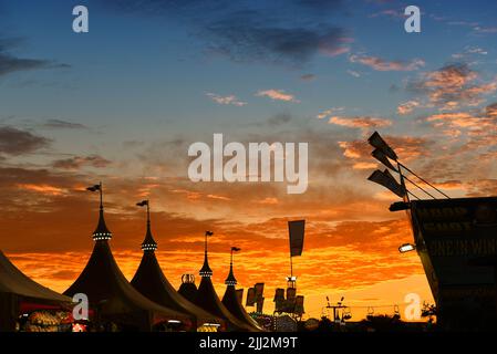 COSTA MESA, CALIFORNIA - 20 LUG 2022: Tramonto sulla Midway alla fiera della contea di Orange. Foto Stock