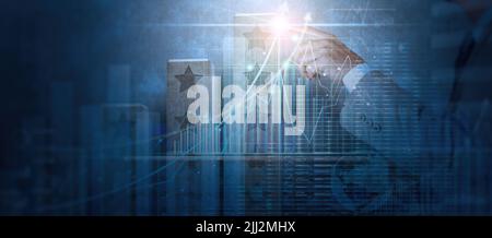 Businessman mano toccare cinque stelle 5 valutazione con un uomo d'affari toccare grafico cemento su sfondo rustico grigio. Foto Stock