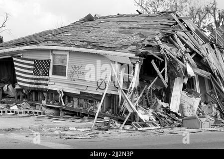 Danni nel Ninth Ward di New Orleans, Louisiana, dall'uragano Katrina, una tempesta di Categoria 5 che ha provocato il caos sulla costa del Golfo degli Stati Uniti nell'agosto 2005. (USA) Foto Stock