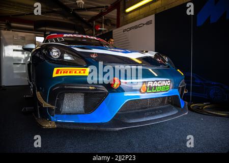 10 PIGUET Julien, VARUTTI Alban, AVR-AVVATAR, Porsche 718 Cayman GT4 RS Clubsport, azione, box durante il round 5th della Championnat de France FFSA GT 2022 SRP Speedweek, dal 22 al 24 luglio a Spa-Francorchamps, Belgio - Foto Laurent Gayral / DPPI Foto Stock