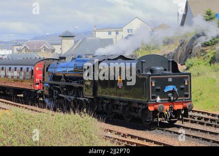 Treno a vapore Jacobite 45212 a Mallaig. Il Jacobite è un servizio di treno turistico trainato da locomotiva a vapore che opera su una parte dell'Highland occidentale. Foto Stock