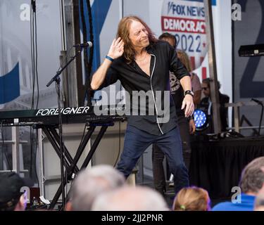 New York, Stati Uniti. 22nd luglio 2022. Jeff Pilson sul palco per Foreigner suona Fox & Friends All American Summer Concert Series, , New York, NY 22 luglio 2022. Foto di: Simon Lindenblatt/Everett Collection Credit: Everett Collection Inc/Alamy Live News Foto Stock