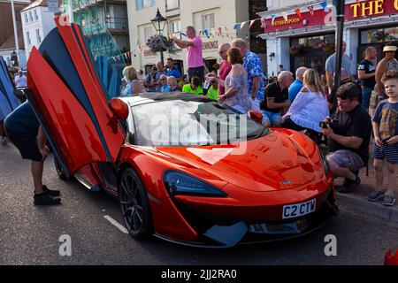 Poole, Dorset Regno Unito. 22nd luglio 2022. La folla si riversa su Poole Quay per ammirare le supercar McLarens per Poole Quay for My Car, un evento settimanale gratuito durante i mesi estivi con una linea di diverse marche di auto. Credit: Carolyn Jenkins/Alamy Live News - automobili McLaren Foto Stock