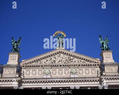 Decorata con sculture e bassorilievi, la parte superiore della facciata dell'edificio Lviv Opera. Alcune delle sculture sono protette dal danno A. Foto Stock