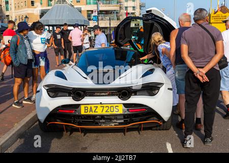 Poole, Dorset Regno Unito. 22nd luglio 2022. La folla si riversa su Poole Quay per ammirare le supercar McLarens per Poole Quay for My Car, un evento settimanale gratuito durante i mesi estivi con una linea di diverse marche di auto. Credit: Carolyn Jenkins/Alamy Live News - automobili McLaren Foto Stock