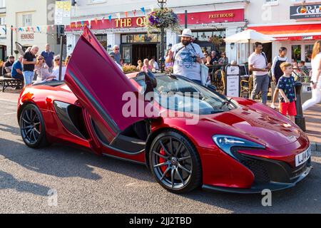 Poole, Dorset Regno Unito. 22nd luglio 2022. La folla si riversa su Poole Quay per ammirare le supercar McLarens per Poole Quay for My Car, un evento settimanale gratuito durante i mesi estivi con una linea di diverse marche di auto. Credit: Carolyn Jenkins/Alamy Live News - automobili McLaren Foto Stock