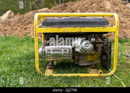 generatore di benzina portatile funzionante in cantiere Foto Stock