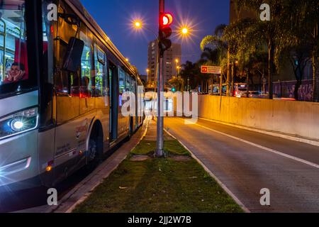 San Paolo, SP, Brasile, 06 giugno 2017. L'autobus si fermò al semaforo all'ingresso del tunnel Sao Gabriel, nel quartiere di Itaim Bibi, Sout Foto Stock