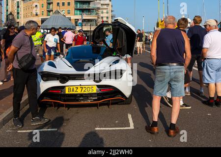 Poole, Dorset Regno Unito. 22nd luglio 2022. La folla si riversa su Poole Quay per ammirare le supercar McLarens per Poole Quay for My Car, un evento settimanale gratuito durante i mesi estivi con una linea di diverse marche di auto. Credit: Carolyn Jenkins/Alamy Live News - automobili McLaren Foto Stock