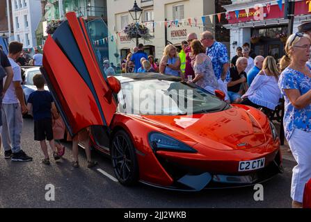 Poole, Dorset Regno Unito. 22nd luglio 2022. La folla si riversa su Poole Quay per ammirare le supercar McLarens per Poole Quay for My Car, un evento settimanale gratuito durante i mesi estivi con una linea di diverse marche di auto. Credit: Carolyn Jenkins/Alamy Live News - automobili McLaren Foto Stock