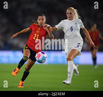 20 lug 2022 - Inghilterra / Spagna - UEFA Women's Euro 2022 - Quarter Final - Brighton & Hove Community Stadium la Sheila Garcia spagnola batte con Alex Greenwood durante la UEFA Women's Euro 2022 Quarter Final allo stadio Brighton & Hove Community Stadium. Foto : Mark Pain/Premium Sport Foto Stock