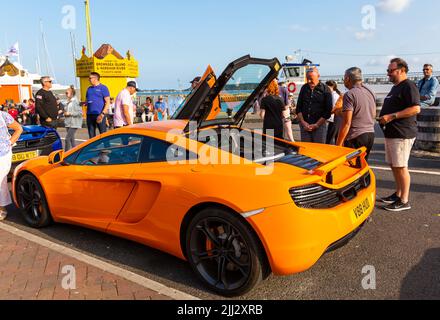 Poole, Dorset Regno Unito. 22nd luglio 2022. La folla si riversa su Poole Quay per ammirare le supercar McLarens per Poole Quay for My Car, un evento settimanale gratuito durante i mesi estivi con una linea di diverse marche di auto. Credit: Carolyn Jenkins/Alamy Live News - automobili McLaren Foto Stock