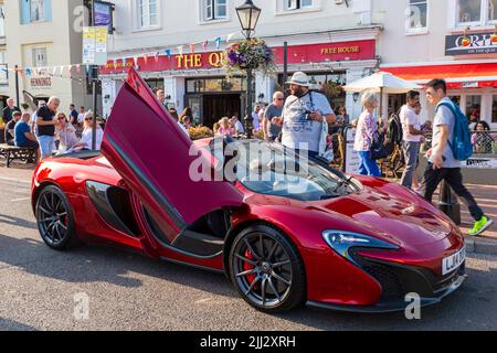 Poole, Dorset Regno Unito. 22nd luglio 2022. La folla si riversa su Poole Quay per ammirare le supercar McLarens per Poole Quay for My Car, un evento settimanale gratuito durante i mesi estivi con una linea di diverse marche di auto. Credit: Carolyn Jenkins/Alamy Live News - automobili McLaren Foto Stock