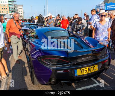 Poole, Dorset Regno Unito. 22nd luglio 2022. La folla si riversa su Poole Quay per ammirare le supercar McLarens per Poole Quay for My Car, un evento settimanale gratuito durante i mesi estivi con una linea di diverse marche di auto. Credit: Carolyn Jenkins/Alamy Live News - automobili McLaren Foto Stock