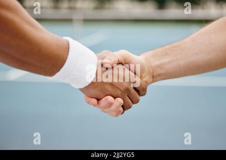 Bravo. due irriconoscibili giocatori di tennis che scuotono le mani mentre si levano in piedi fuori su un campo. Foto Stock