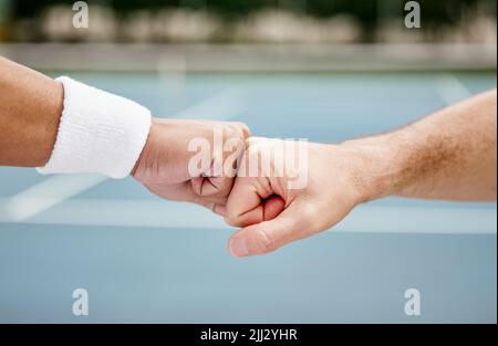 Vai a prendere em. Due irriconoscibili giocatori di tennis pugnalano mentre si levano in piedi fuori su un campo. Foto Stock