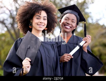 Sei in posti fantastici. Ritratto di due giovani donne che celebrano la loro laurea. Foto Stock