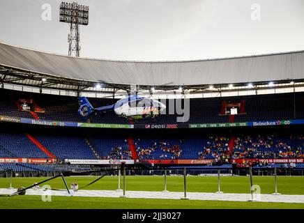 Rotterdam, Paesi Bassi. 22nd luglio 2022. 2022-07-22 20:54:04 ROTTERDAM - gli ufficiali di polizia alzano la bandiera con un elicottero di polizia durante l'apertura dei Giochi di polizia & di fuoco del mondo, i giochi internazionali per i vigili del fuoco, la polizia, le dogane e il personale di prigione. ANP SEM VAN DER WAL netherlands OUT - belgium OUT Credit: ANP/Alamy Live News Foto Stock