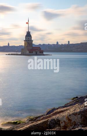 Tramonto alla Torre della Maiden, uno dei famosi simboli di Istanbul, il nome locale è 'Kiz Kulesi' Foto Stock