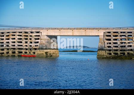 Bailey Island Bridge, l'unico ponte di Cribbstone esistente, che collega Orr's e Bailey Islands a Harpswell, Maine Foto Stock