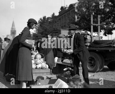 Torghandel su Stortorget, piazza con commercianti e clienti. Foto Stock