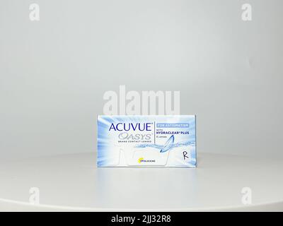 Orlando, FL USA - 14 luglio 2022: Una scatola di lenti a contatto Acuvue Oasys per Astigmatismo su sfondo bianco. Foto Stock