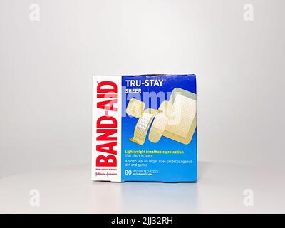 Orlando, FL USA - 14 luglio 2022: Una scatola di Tru Stay Sheer Band aiuta Johnson & Johnson su sfondo bianco. Foto Stock