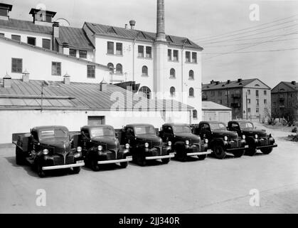 Il nuovo parcheggio della Zenks Brewery, circa 1945-1946. Le automobili sono state acquistate tramite la Motor Company di Örebro e sono state del marchio Fargo. Gli edifici nella foto: A destra al di fuori del cancello si trova l'edificio Vivallagatan 18. All'interno del cancello si trova la "lamiera metallica" che conteneva detriti e legno. L'alto edificio della fabbrica è incluso nell'ultimo piano Lagervind e Maltkross, la cantina di lieviti a 3rd piani, il laboratorio a 2nd piani. L'edificio bianco con pendii subito dietro le automobili conteneva la sala macchine e nell'edificio dietro la birra pompò la birra sul Foto Stock