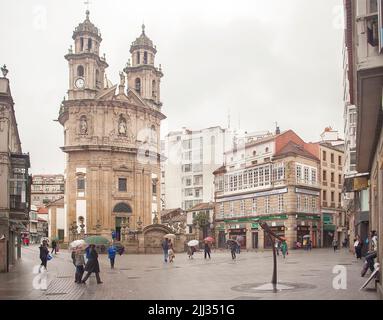 Centro pedonale di Pontevedra, Galizia, Spagna in una giornata piovosa Foto Stock