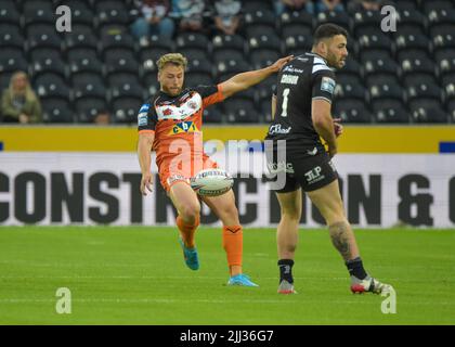 Hull, Regno Unito. 22nd luglio 2022. Danny Richardson di Castleford Tigers calcia la palla sul 5th Tackle Hull FC V Castleford Tigers venerdì 22nd luglio 2022 MKM Stadium, Hull, UK Super League Credit: Craig Cresswell/Alamy Live News Credit: Craig Cresswell/Alamy Live News Foto Stock