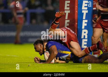 Thomas Mikaele #33 di Warrington Wolves si tuffa per segnare Foto Stock