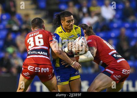 Peter Mataa'utia #3 di Warrington Wolves è affrontato da Korbin Sims (16) di Hull KR in, il 7/22/2022. (Foto di Craig Thomas/News Images/Sipa USA) Credit: Sipa USA/Alamy Live News Foto Stock