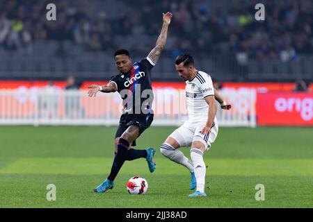 Perth, Australia, 22 luglio 2022. Nathaniel Clyne of Crystal Palace è affrontato da Jack Harrison di Leeds United durante L'ICONA Festival della partita di calcio internazionale tra Crystal Palace e Leeds United all'Optus Stadium il 22 luglio 2022 a Perth, Australia. Credit: Graham Conaty/Speed Media/Alamy Live News Foto Stock