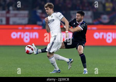 Perth, Australia, 22 luglio 2022. Joel Ward of Crystal Palace affronta Patrick Bamford di Leeds United durante IL Festival DELL'ICONA della partita di calcio internazionale tra Crystal Palace e Leeds United all'Optus Stadium il 22 luglio 2022 a Perth, Australia. Credit: Graham Conaty/Speed Media/Alamy Live News Foto Stock