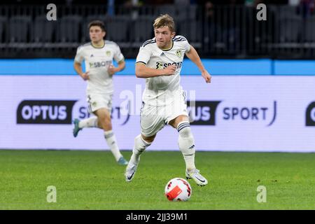 Perth, Australia, 22 luglio 2022. Joe Gelhardt di Leeds United controlla la palla durante IL Festival DELL'ICONA della partita di calcio internazionale tra Crystal Palace e Leeds United all'Optus Stadium il 22 luglio 2022 a Perth, Australia. Credit: Graham Conaty/Speed Media/Alamy Live News Foto Stock