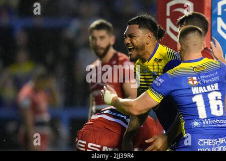 Thomas Mikaele #33 di Warrington Wolves celebra la sua prova Foto Stock