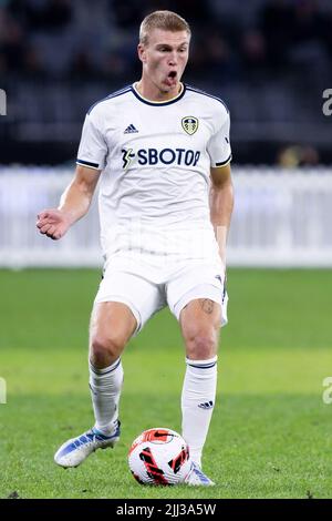 Perth, Australia, 22 luglio 2022. Rasmus Kristensen di Leeds United calcia la palla durante L'ICONA Festival della partita di calcio internazionale tra Crystal Palace e Leeds United all'Optus Stadium il 22 luglio 2022 a Perth, Australia. Credit: Graham Conaty/Speed Media/Alamy Live News Foto Stock