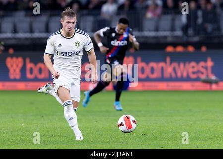 Perth, Australia, 22 luglio 2022. Joe Gelhardt di Leeds United corre con la palla durante IL Festival DELL'ICONA della partita di calcio internazionale tra Crystal Palace e Leeds United all'Optus Stadium il 22 luglio 2022 a Perth, Australia. Credit: Graham Conaty/Speed Media/Alamy Live News Foto Stock